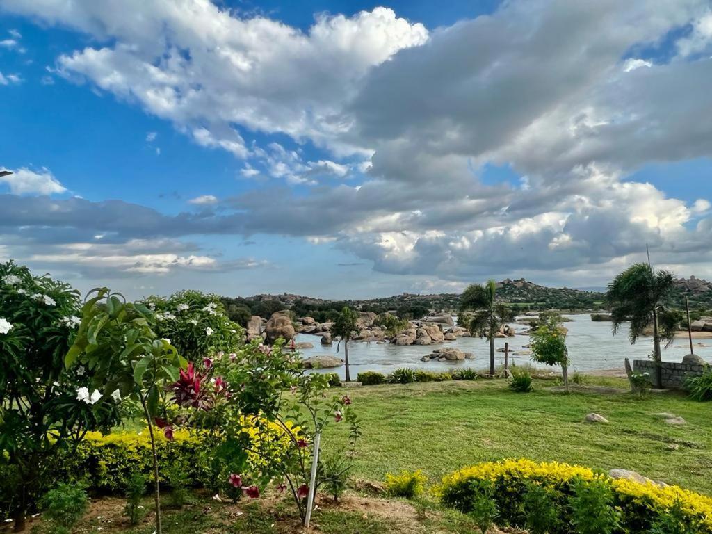 Hotel Leo Woods Hampi River View Esterno foto