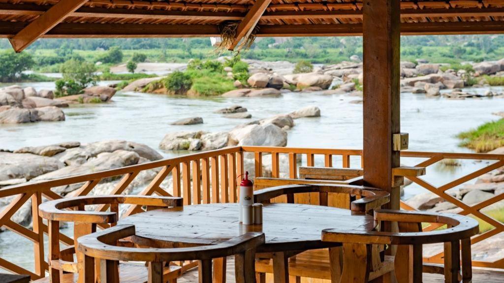Hotel Leo Woods Hampi River View Esterno foto